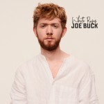 Joe Buck brengt emotionele ode aan zijn ouders met zijn single White Roses