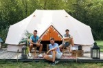 Ontspanning, muziek en goede gesprekken tijdens het verblijf op De 3 sterren camping van Nick, Simon en Kees